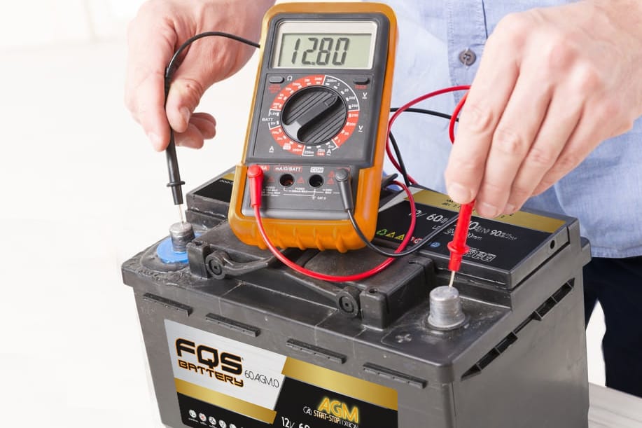 Utilizando el multímetro en una bateria AGM de FQS Battery