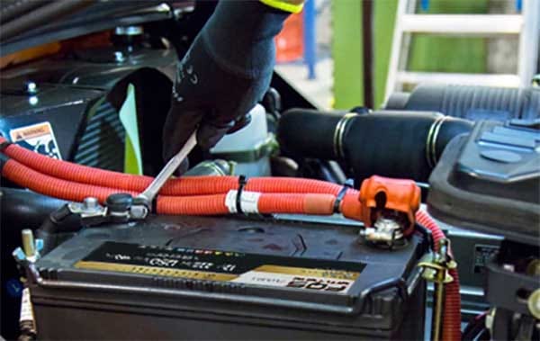 installation de batterie dans une voiture