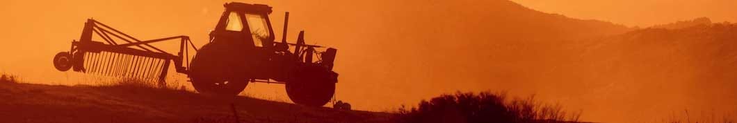 Tracteur sur terrain agricole