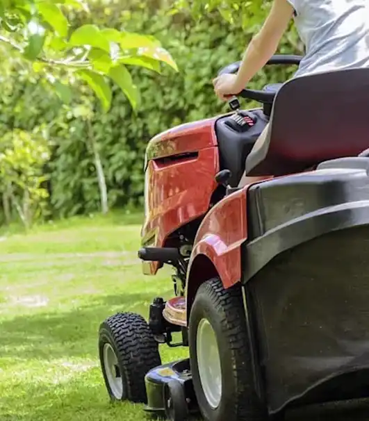 Imagen en la que se ve un tractor cortacesped de la sección de baterías de tiempo libre de FQS BATTERY.