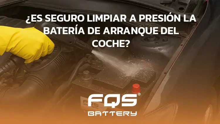 ¿Se puede limpiar la batería del coche con agua a presión? En FQS Battery no lo recomendamos: el uso de agua a presión bajo el capó puede causar cortocircuitos, fallos en sensores, oxidación y averías en componentes como alternador, bobinas, ECU o fusibles. Descubre cómo limpiar y proteger la batería de arranque de forma segura.