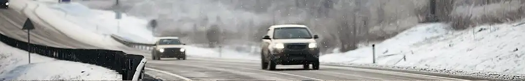 Coches circulando en invierno