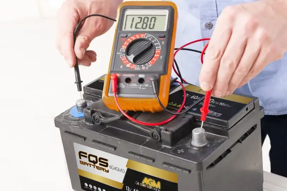 Comprobando batería con multímetro